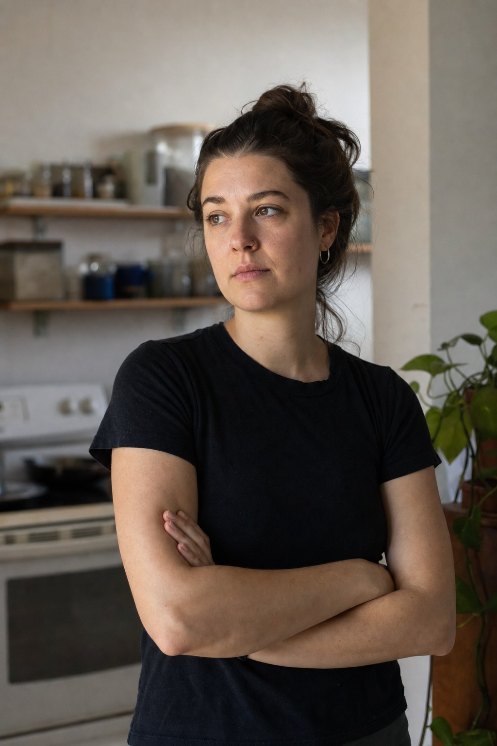Jeune femme dans son appartement loué